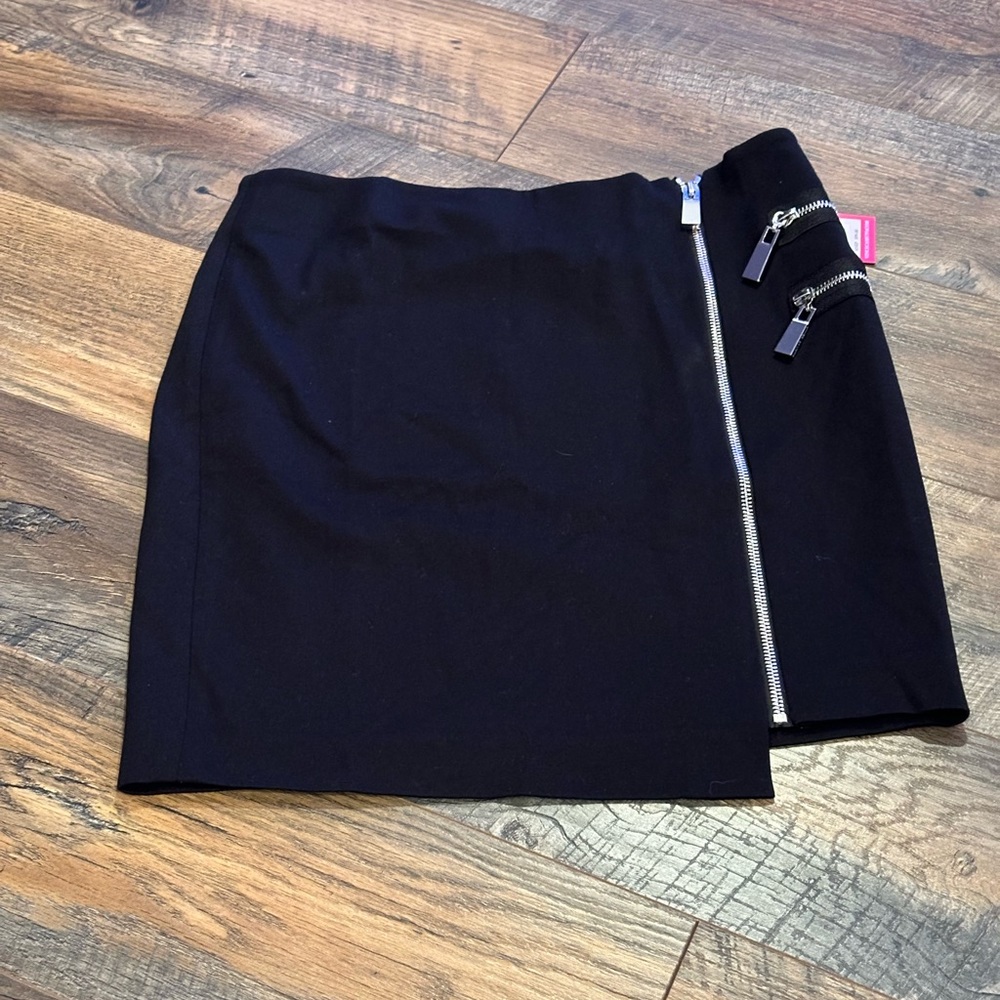 NWT! $99 Vince Camuto zip skirt!